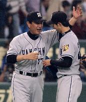 Hanshin manager Hoshino congratulates Igawa on win